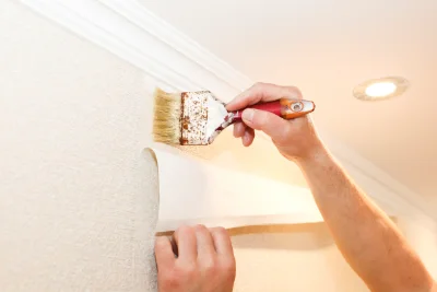 Pose de papier peint au Chemin — revêtements muraux et toiles de verre